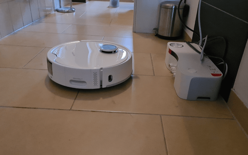 Switchbot S10 faehrt an den Wasseranschluss.